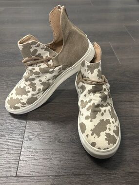 Very G Brand Cream and Tan Cow-Print Slip-On Shoe/Sneaker